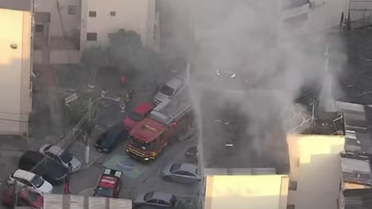 Incêndio de grande proporção atinge prédio às margens da Avenida Brasil