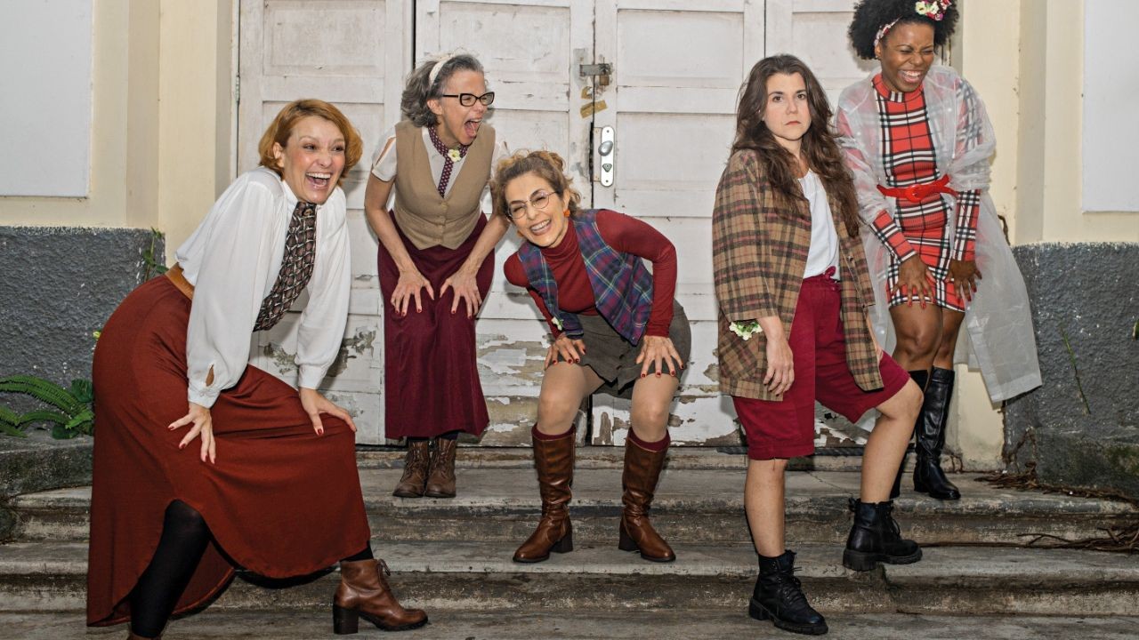 Margaridas – Atrizes da esq para dir, Mariana Consoli, Dani Barros, Ana Achcar, Bel Flaksman e Graciana Valladares, Foto de Ana Alexandrino.jpg