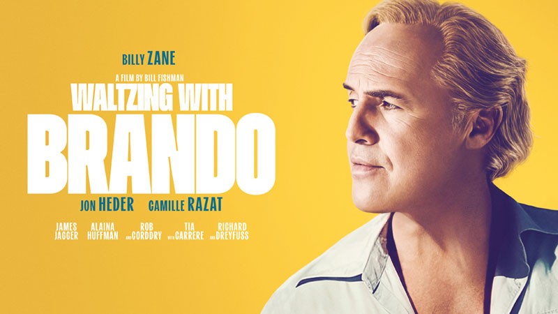 Pôster do filme Waltzing with Brando com Billy Zane, de perfil, olhando para a esquerda, cabelos loiros e camisa clara, sobre fundo amarelo. O título do filme e o nome dos atores aparecem em branco e verde na lateral esquerda