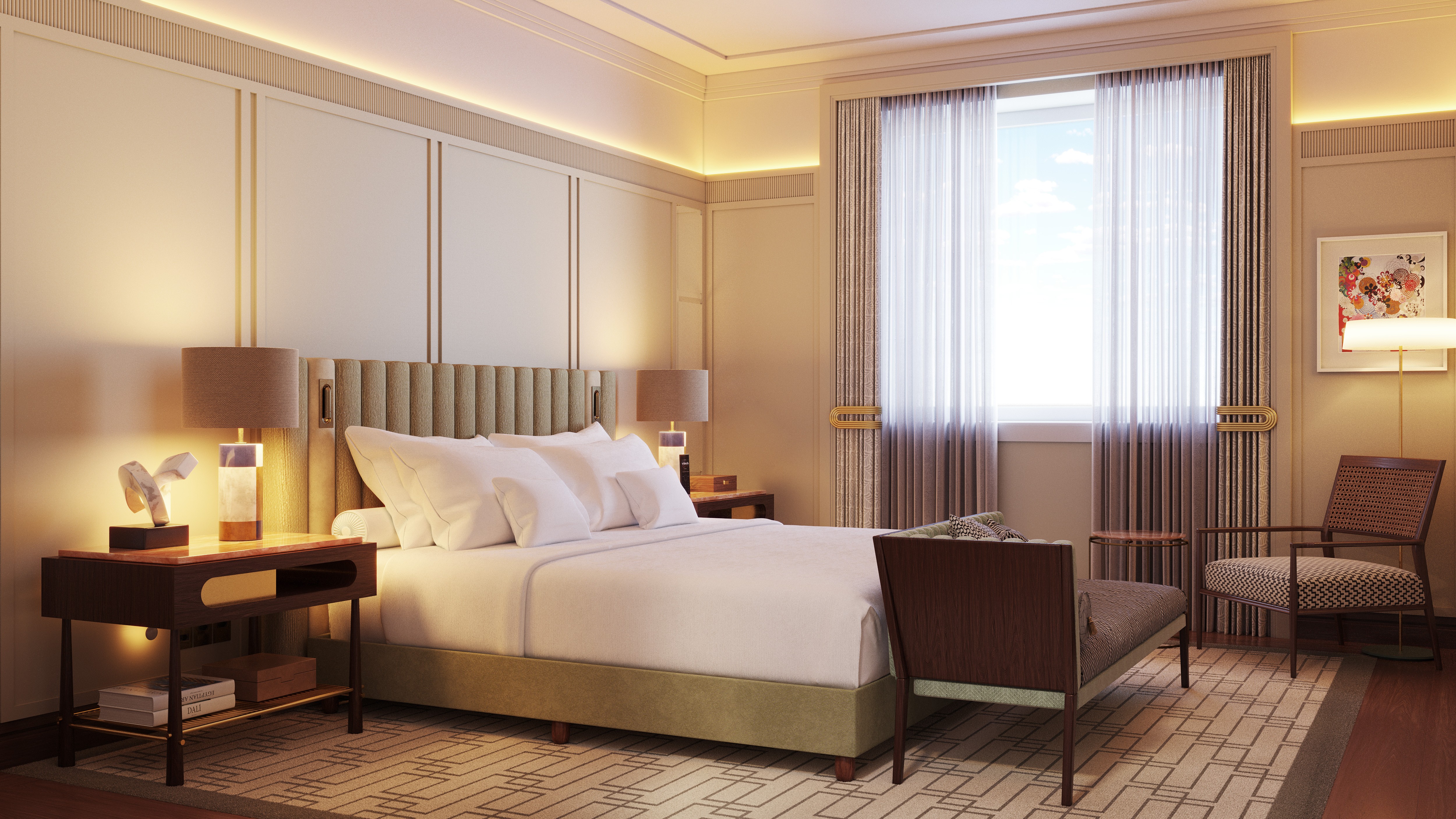 Quarto de hotel luxuoso com cama de casal, cabeceira estofada, duas mesas de cabeceira com luminárias, e uma janela com cortinas claras. No canto direito, uma poltrona, um banco estofado e uma luminária de chão. O ambiente é iluminado por luzes quentes e indiretas, criando uma atmosfera aconchegante