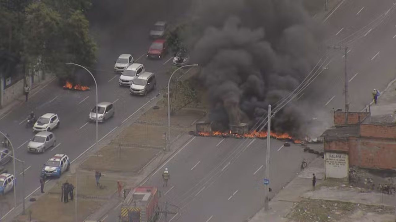 Operação ferro-velho Rua São Francisco Xavier fechada