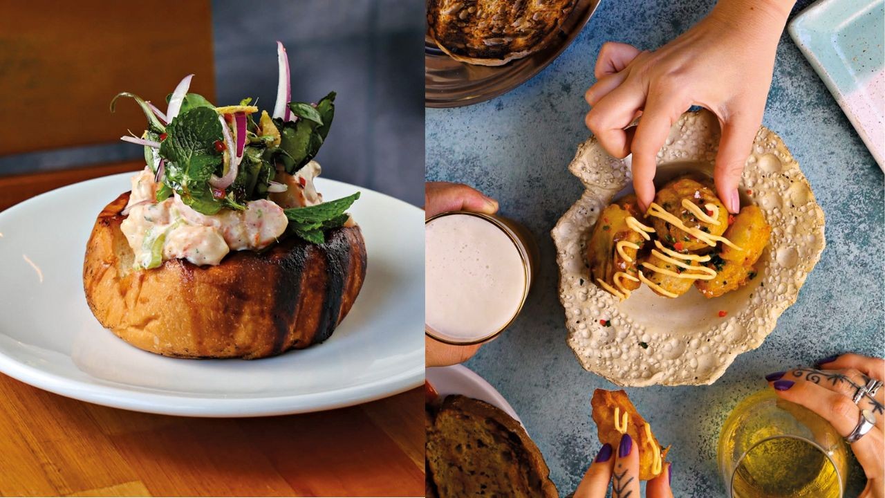 &Agrave; esquerda, um p&atilde;o brioche grelhado recheado com salada de camar&atilde;o e folhas verdes. &Agrave; direita, m&atilde;os pegando bolinhos fritos com molho em um prato r&uacute;stico, com bebidas e p&atilde;o torrado na mesa