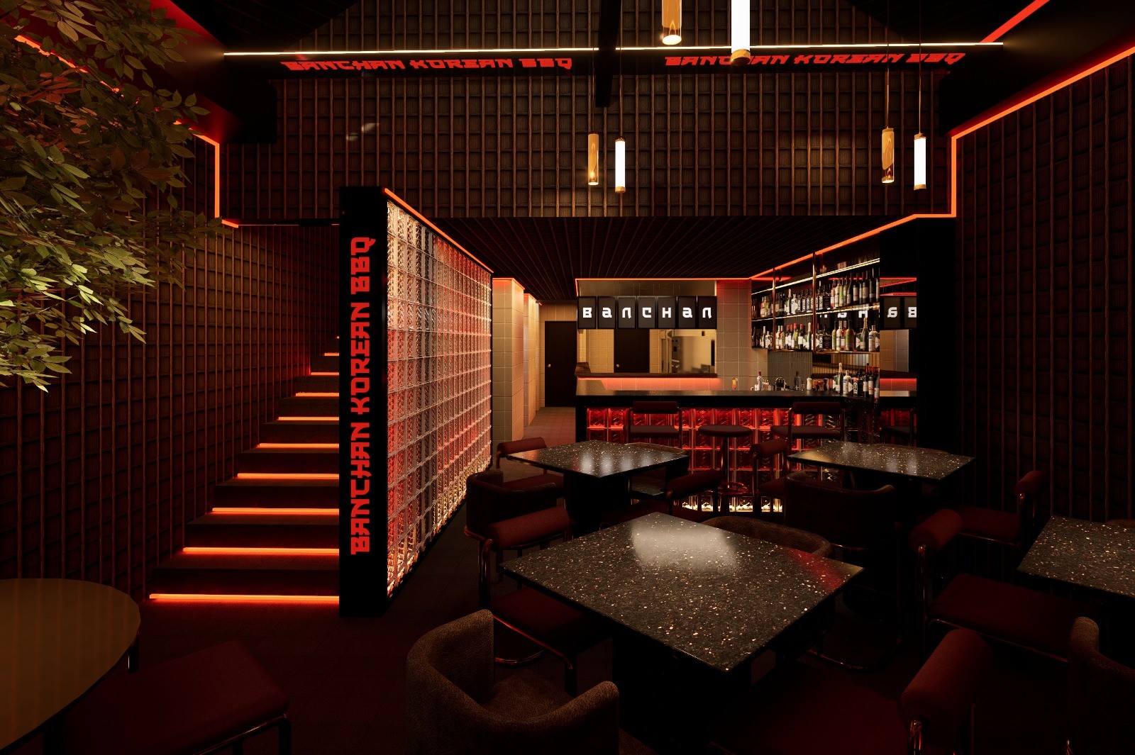 Interior de restaurante com iluminação vermelha e escura, mesas quadradas com tampos brilhantes, cadeiras estofadas vermelhas, um bar ao fundo com garrafas e um balcão iluminado, e uma escada à esquerda com degraus iluminados em vermelho. Uma parede de blocos de vidro e um letreiro vertical BANCHAN KOREAN BBQ em neon vermelho se destacam