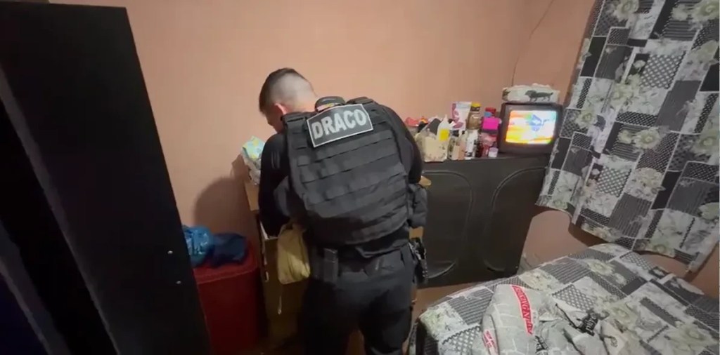 Polícia faz operação contra entrada de drogas e celulares em presídios