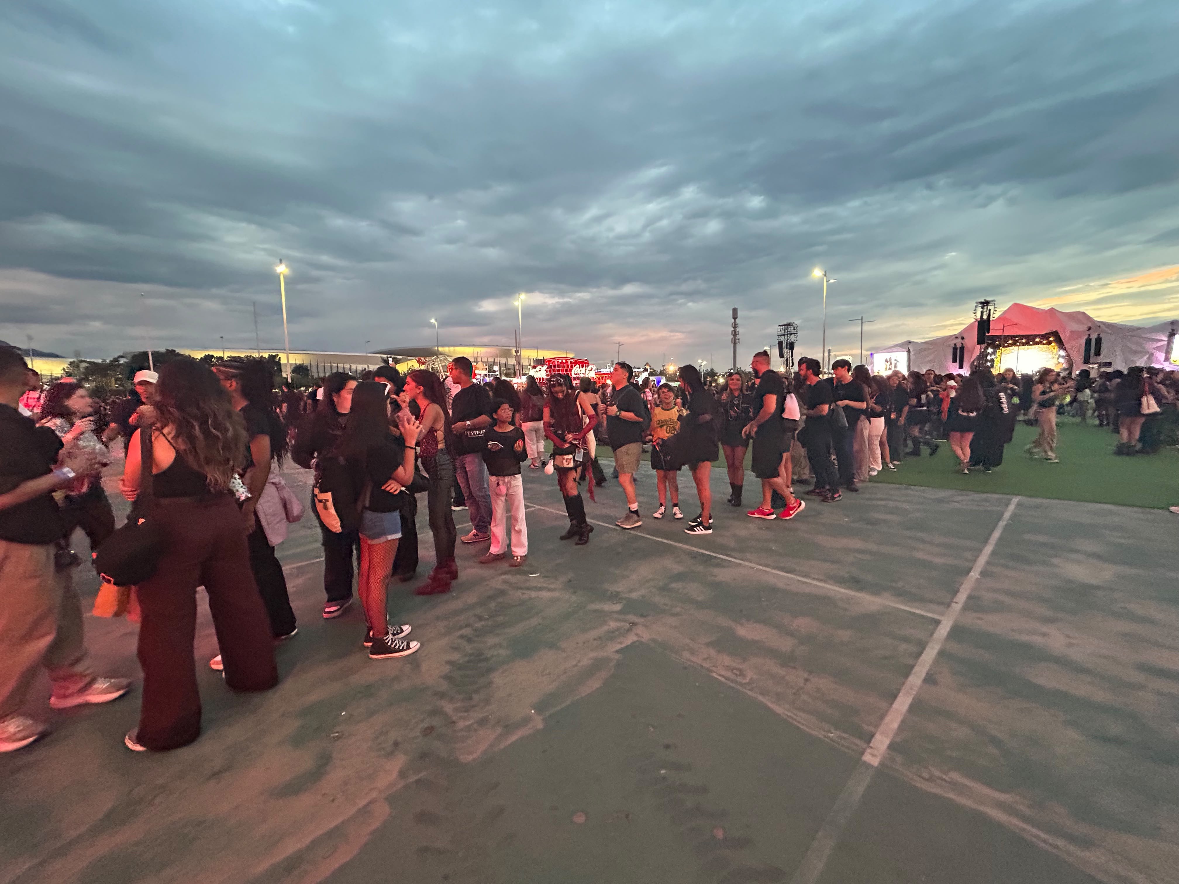 Quatro horas por um brinde: público encara filas gigantes no Rock in Rio