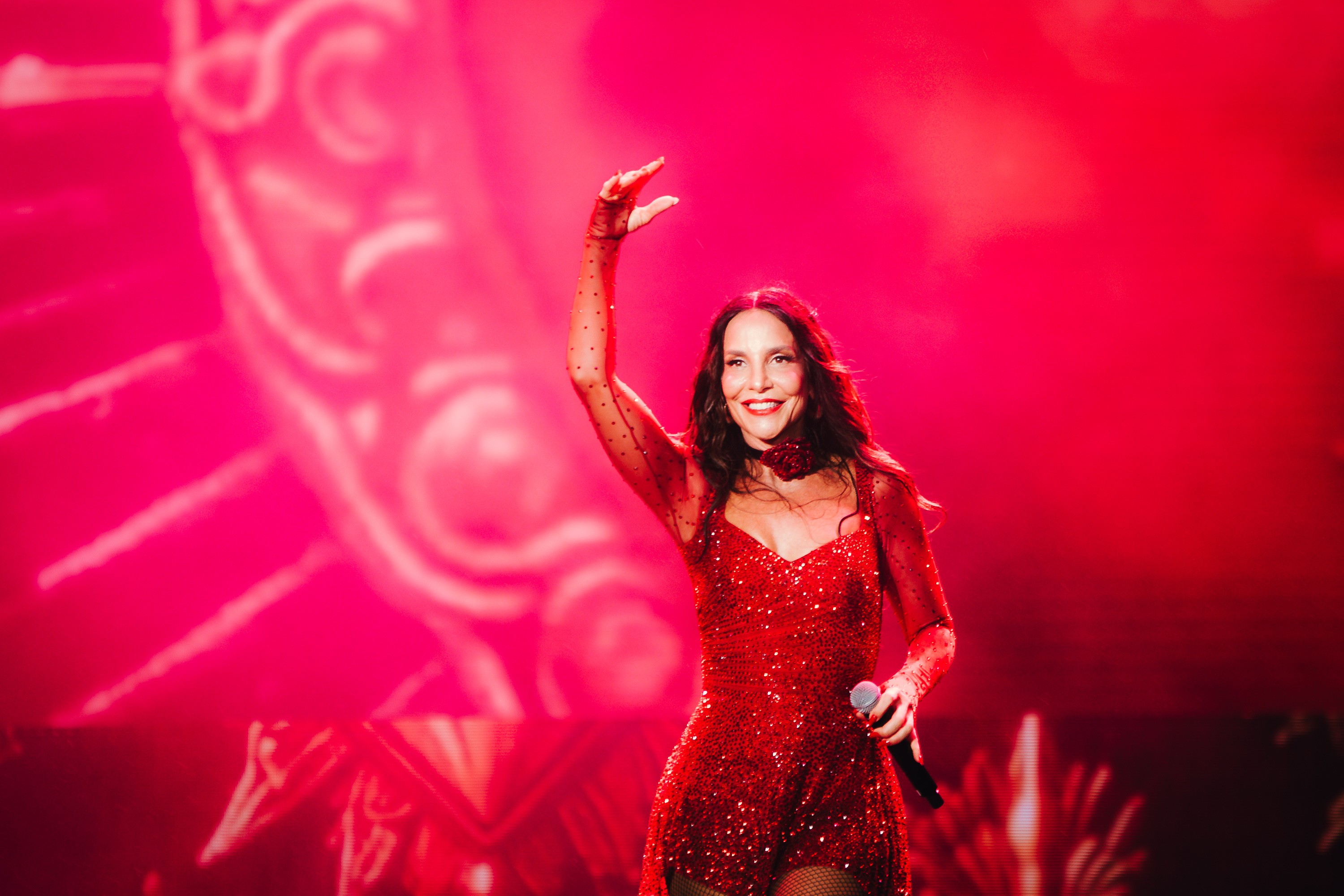 Sob chuva, Ivete Sangalo mostra por que é figurinha carimbada no Rock in Rio