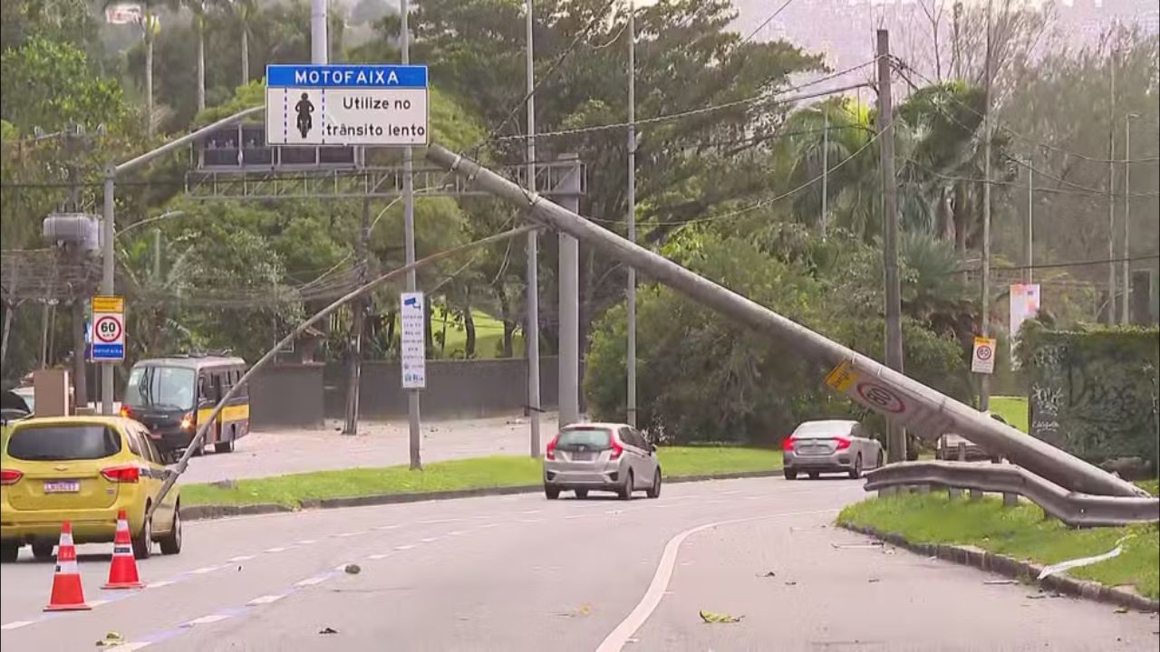 Ventania no Rio derruba poste e fecha o Santos Dumont; confira a previsão