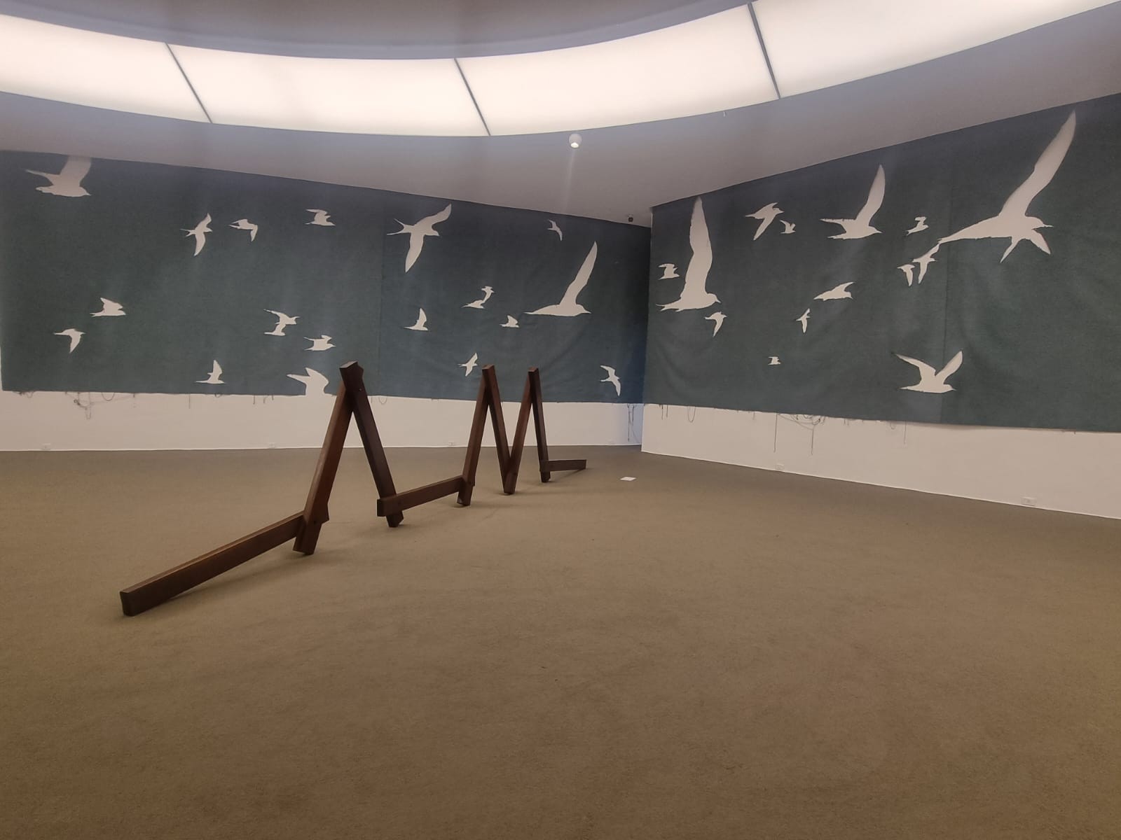 MAC 30 anos: exposição de obra feita com carpete do projeto de Niemeyer