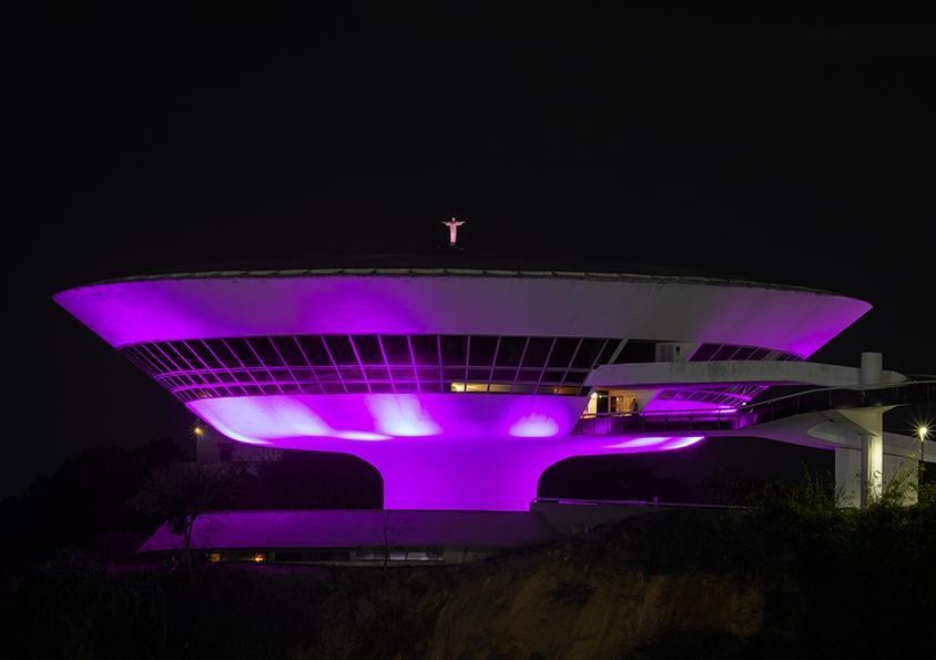 MAC Niterói iluminado pelo Setembro em Flor