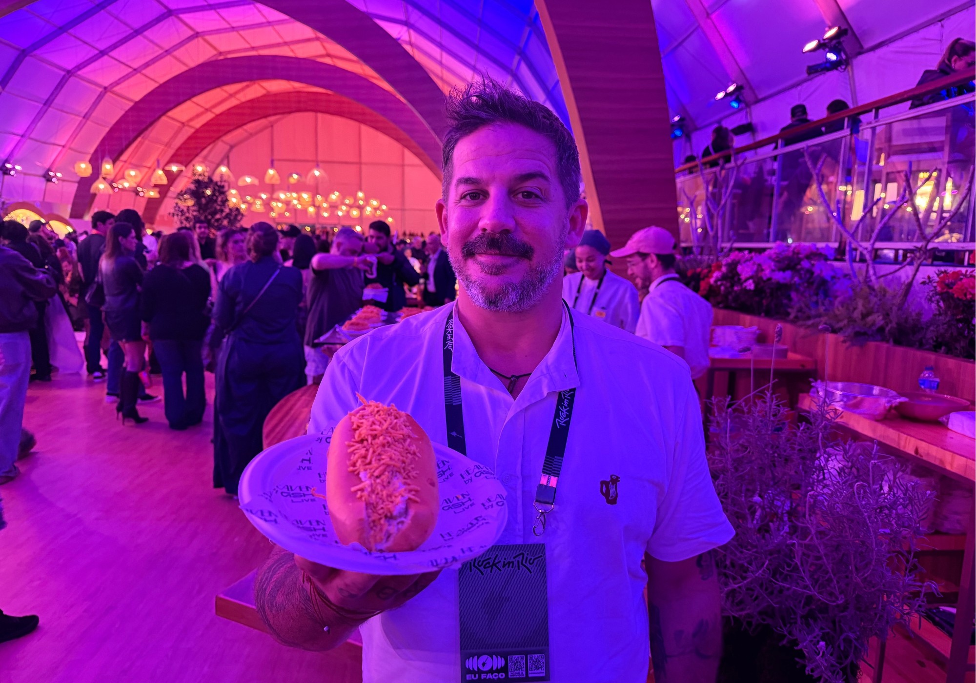 Gonzalo Vidal serve 5000 sanduíches de salpicão na área VIP do Rock in Rio