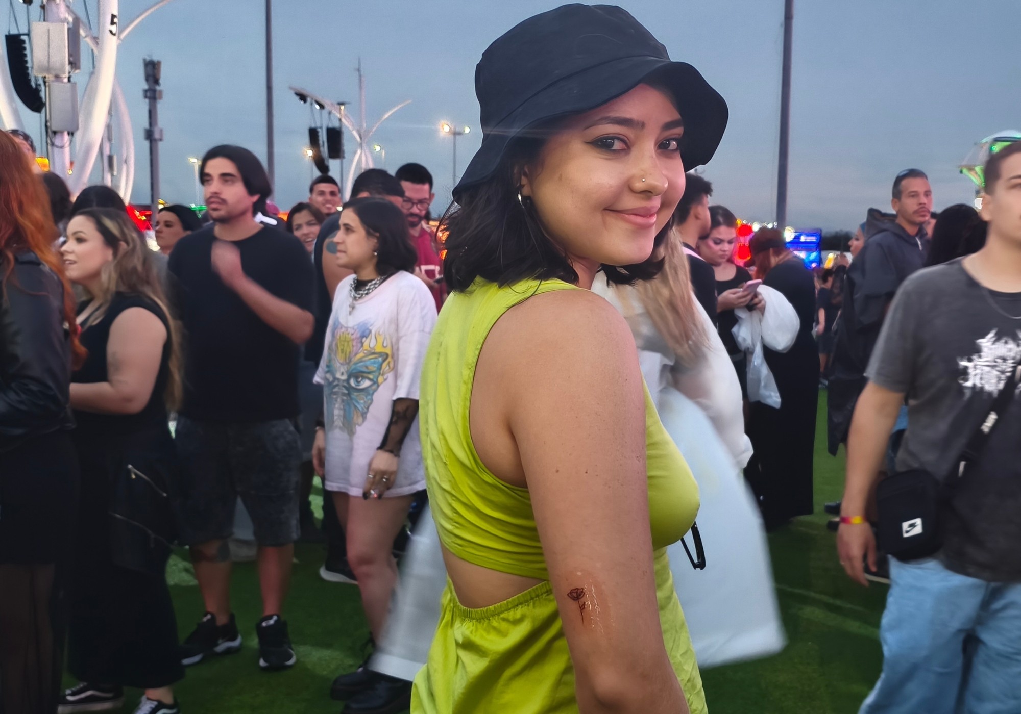 Fãs enfrentam fila de três horas por tatuagem gratuita no Rock in Rio