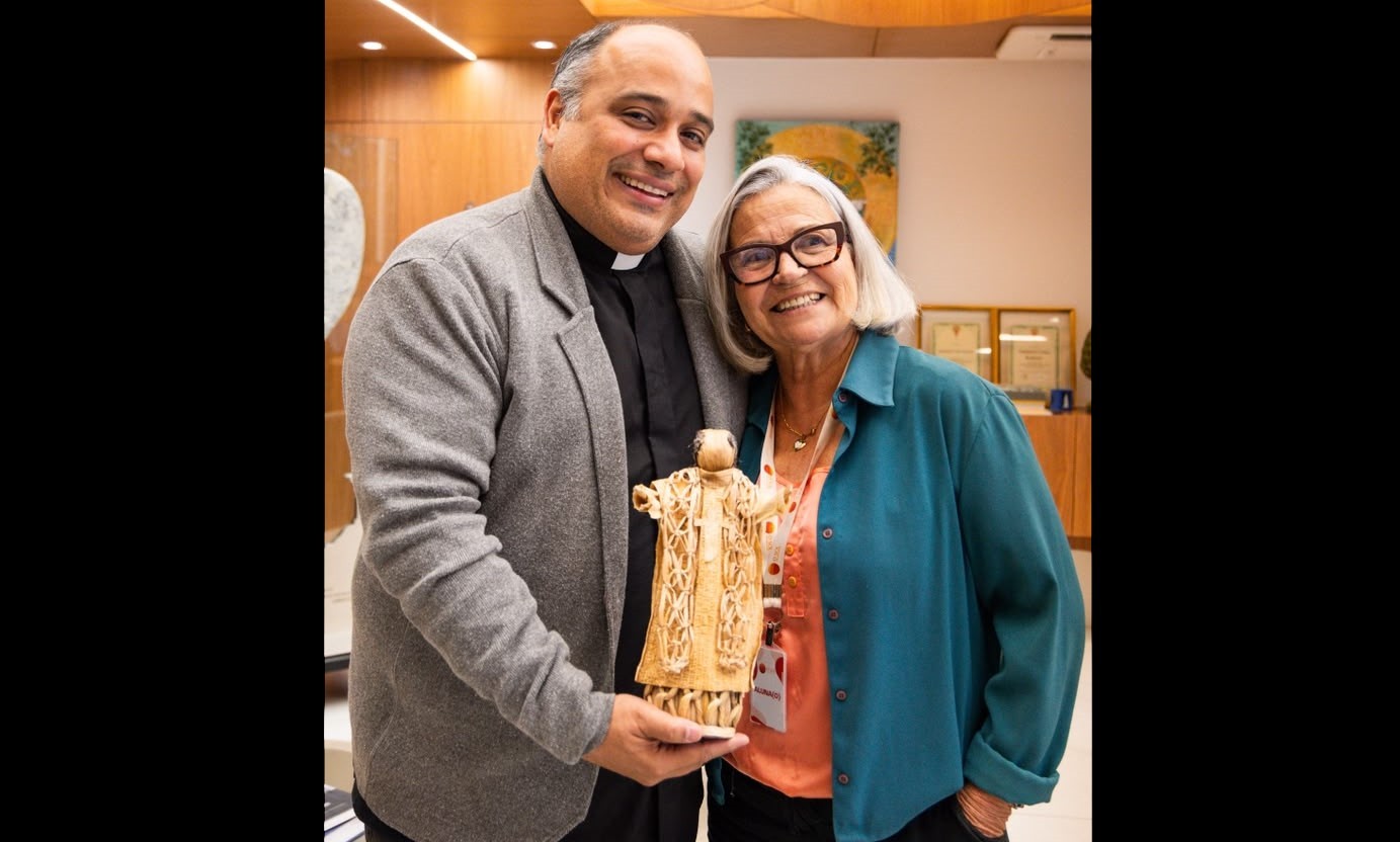 Artesã leva presépio com paisagem de favelas cariocas ao Vaticano