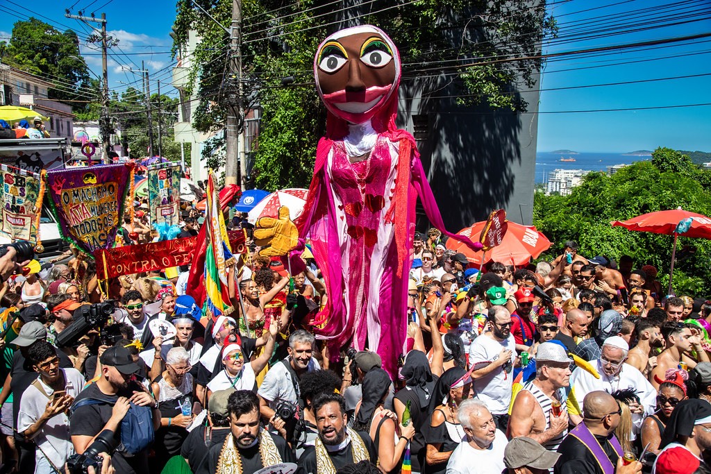 Blocos, sambistas e escolas de samba se unem em ato pela democracia