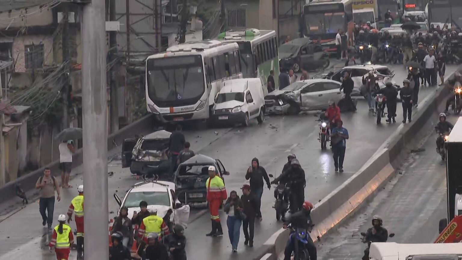 A causa do engavetamento de 22 veículos na Via Dutra