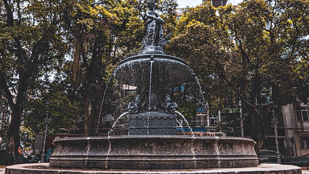 Fonte de alegria: chafariz da Praça São Salvador volta a funcionar após dez anos de seca