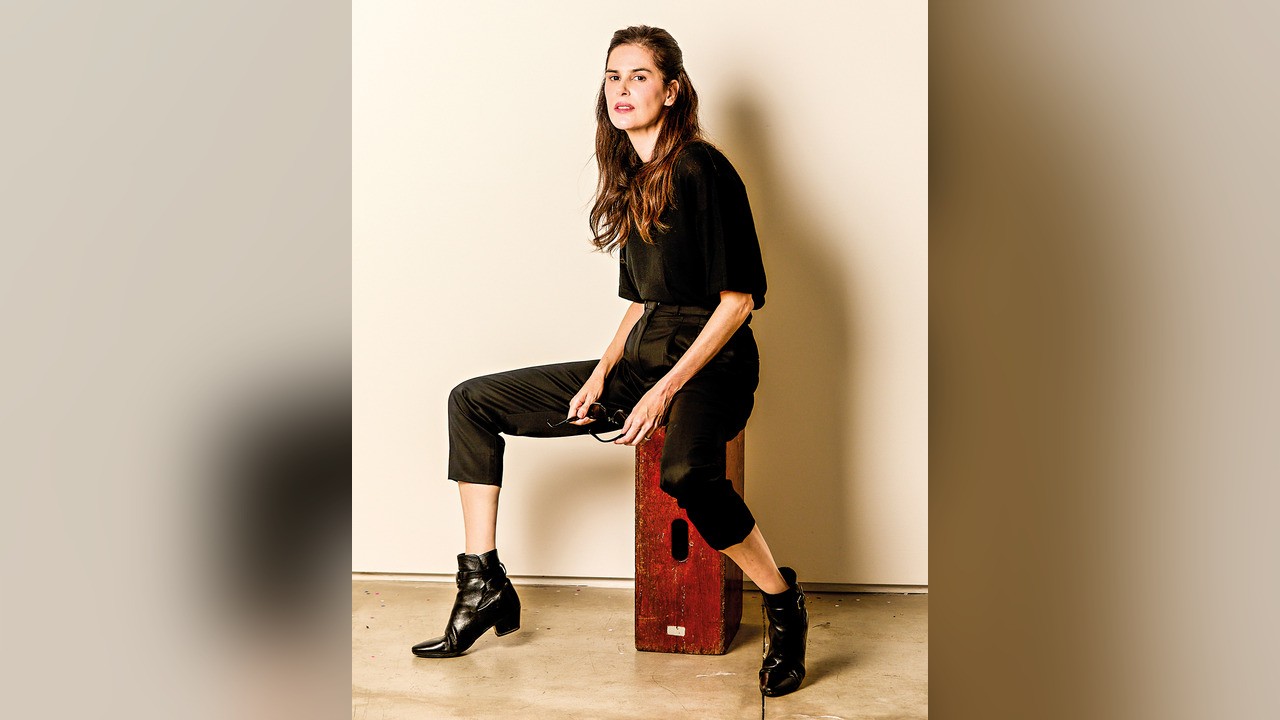 Luiza Mariani faz as pazes com os próprios peitos em monólogo